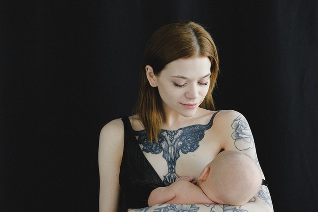 Maman tatouée qui allaite son bébé